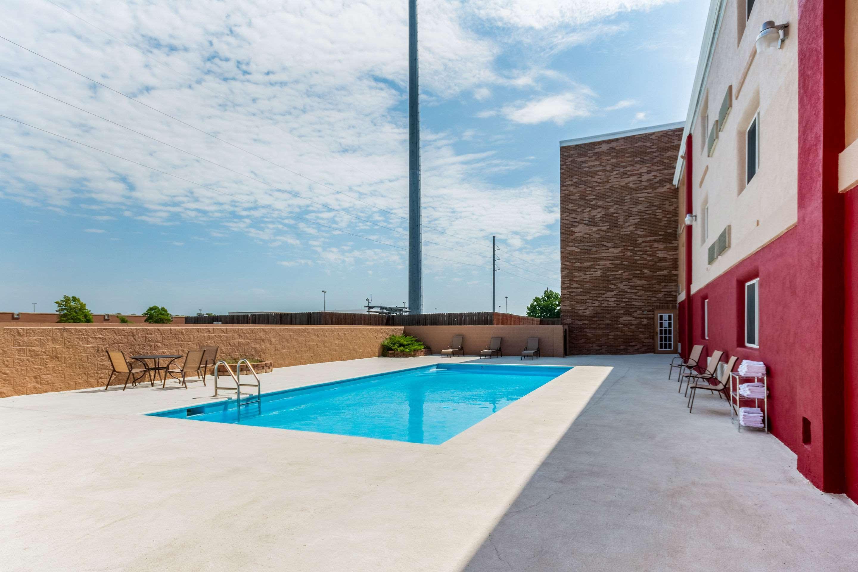 Coratel Plus Suites Wichita West Airport Ngoại thất bức ảnh